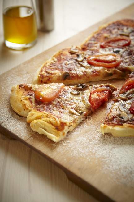 Pizza con salami y setas - foto de stock