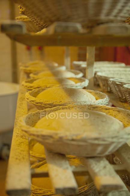 Paniers à pâtisserie avec pâte — Photo de stock