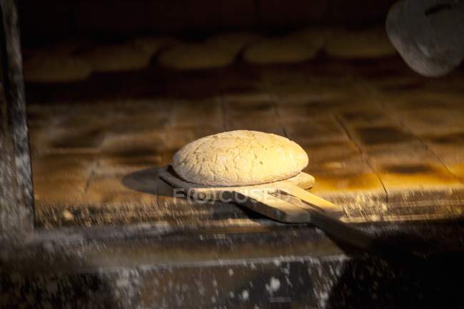 Ungebackenes Brot auf Schale — Stockfoto