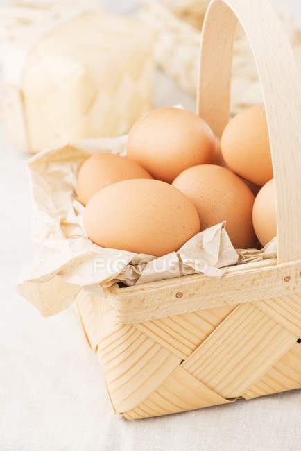 Huevos en la cesta de virutas de madera - foto de stock