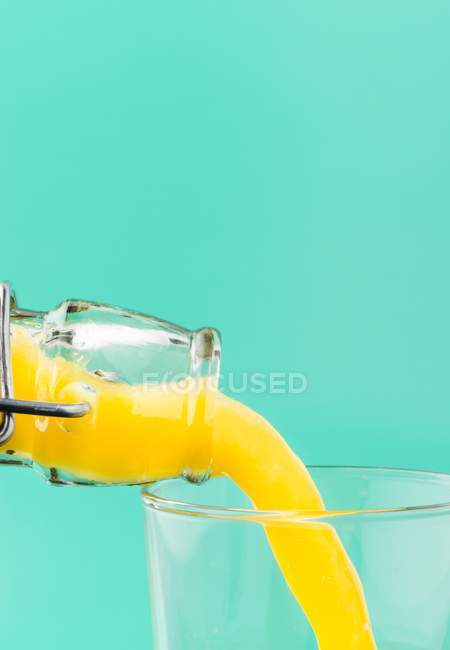 Апельсиновый сок с кусочками — стоковое фото