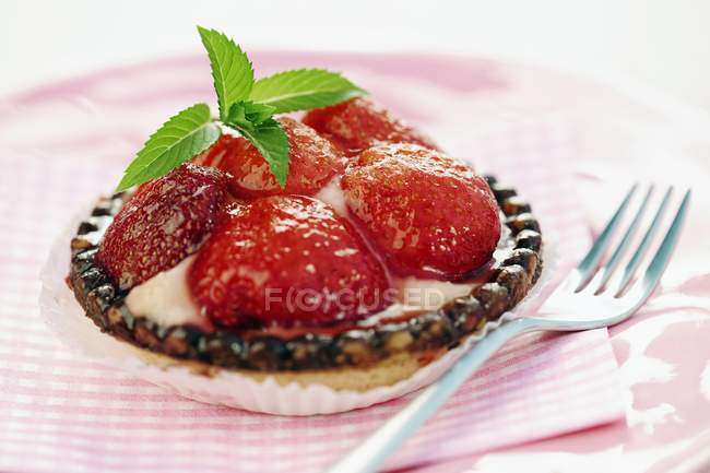 Strawberry tart with mint leaves — Stock Photo