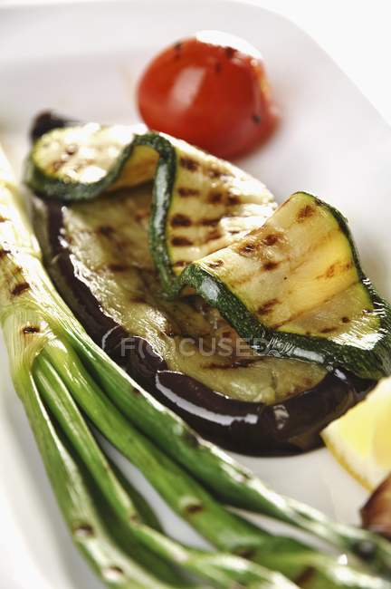 Legumes grelhados em um prato de serviço — Fotografia de Stock