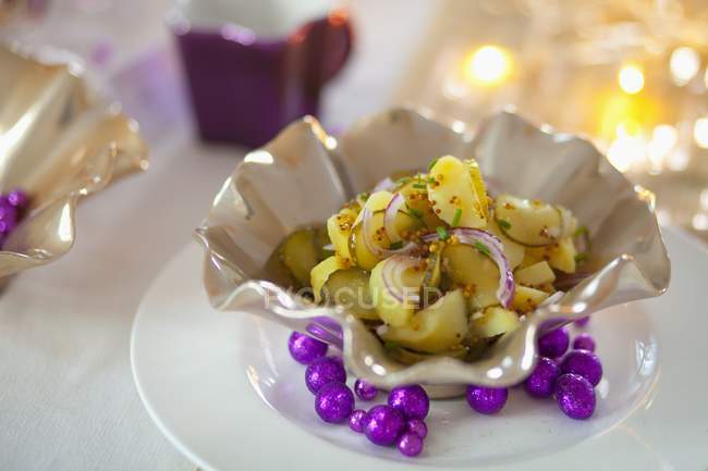 Ensalada de patatas con pepinillos en escabeche, cebollas, mostaza y cebollino para Año Nuevo - foto de stock