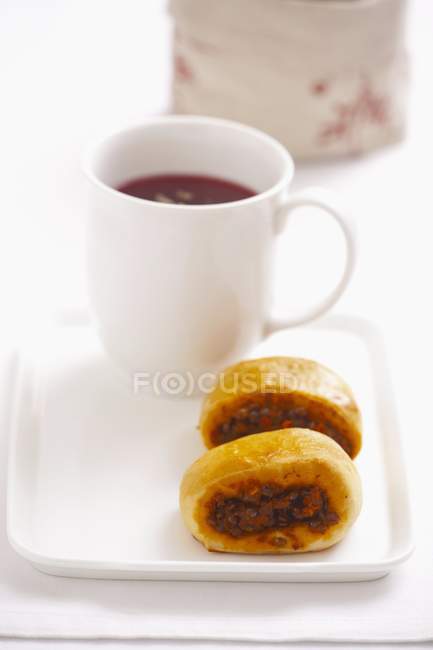 Yeast-risen pastries with lentil and tomato filling, served with a mug of borscht — Stock Photo