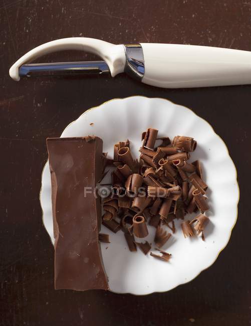 Chocolate curls being created — Stock Photo