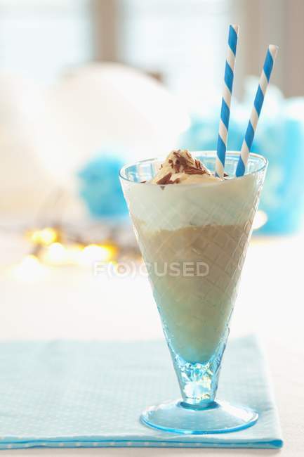 Milkshake au chocolat avec crème glacée vanille — Photo de stock