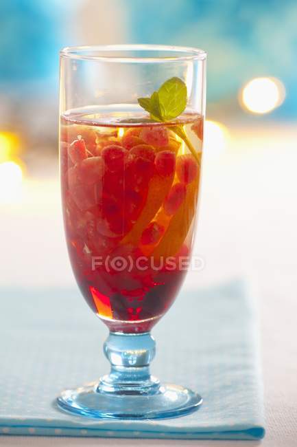 Pomegranate iced tea with lemon — Stock Photo