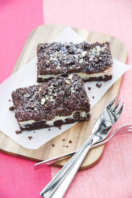 Cheesecake and chocolate cake combination — Stock Photo