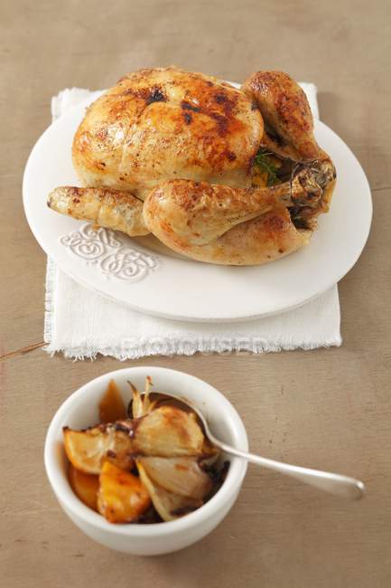 Pollo al horno con limón y cebolla - foto de stock