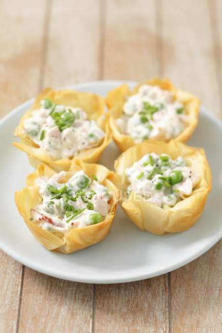 Filo pastry tartlets with ham — Stock Photo