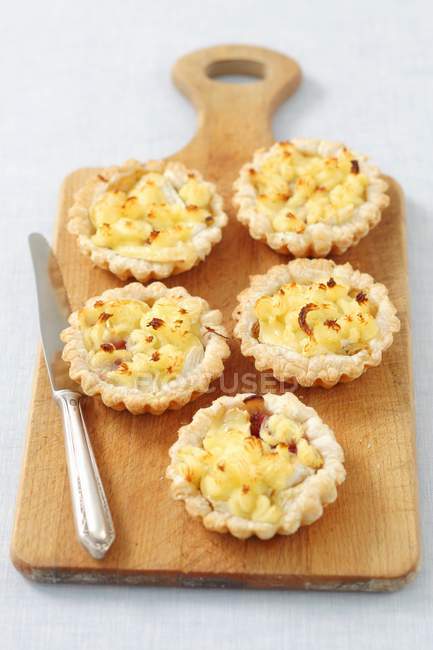 Puff pastry tartlets with camembert — Stock Photo