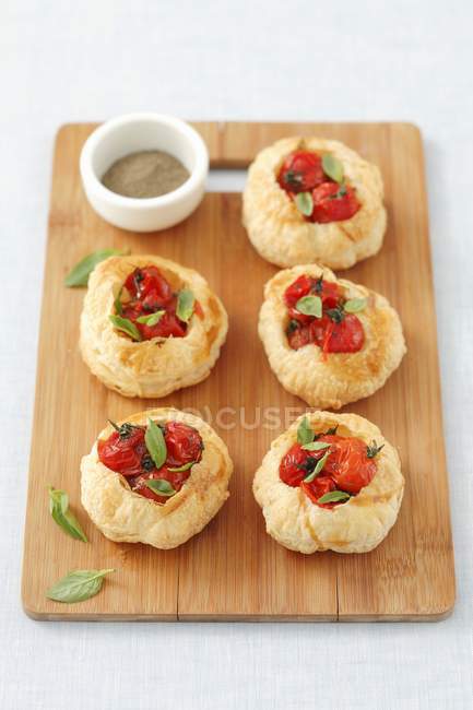 Tortinhas de massa folhada com tomate cereja — Fotografia de Stock