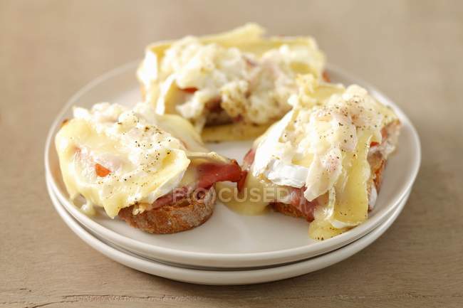Crostini with tomato and cream — Stock Photo