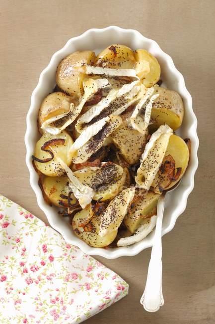 Kartoffeln mit Camembert gebacken — Stockfoto