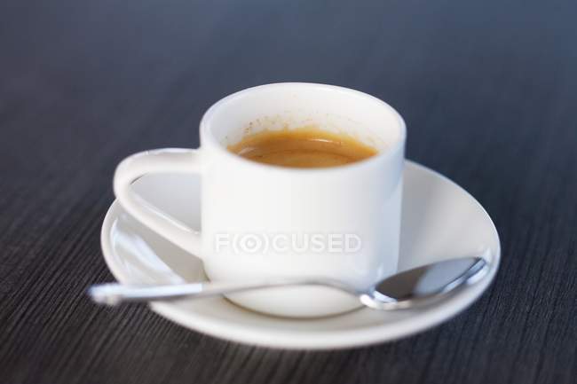 Белая чашка эспрессо — стоковое фото