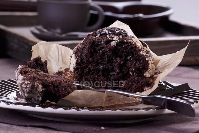 Muffin au chocolat sur assiette — Photo de stock