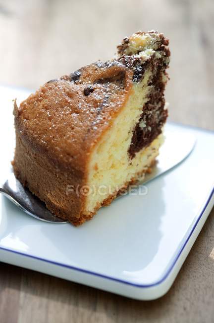 Gâteau de marbre sur tranche de gâteau — Photo de stock