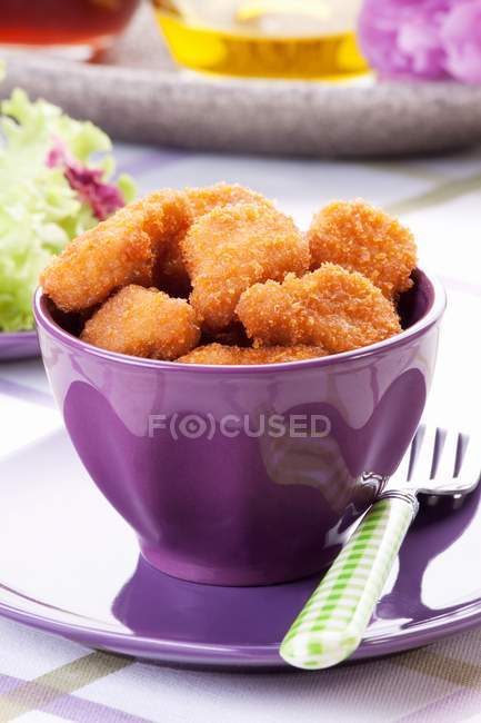 Vista de cerca de nuggets de pollo en un tazón - foto de stock