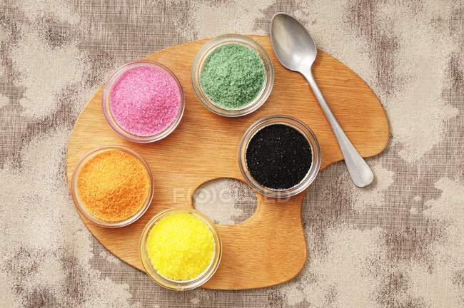 Açúcar colorido em tigelas pequenas — Fotografia de Stock
