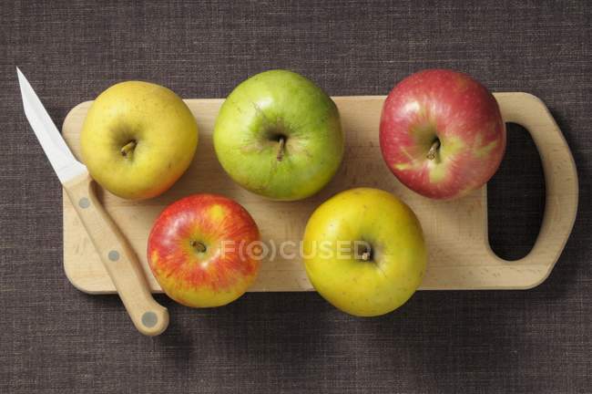 Свежие разноцветные яблоки — стоковое фото