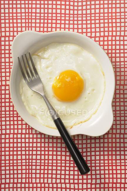 Смажене яйце з виделкою — стокове фото