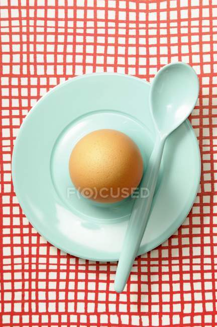 Œuf bouilli dans une tasse à œufs — Photo de stock