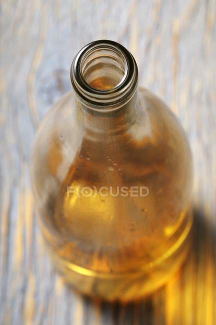 Botella abierta de vino blanco - foto de stock
