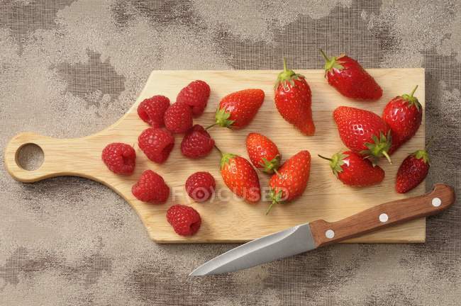 Fresh strawberries and raspberries — Stock Photo