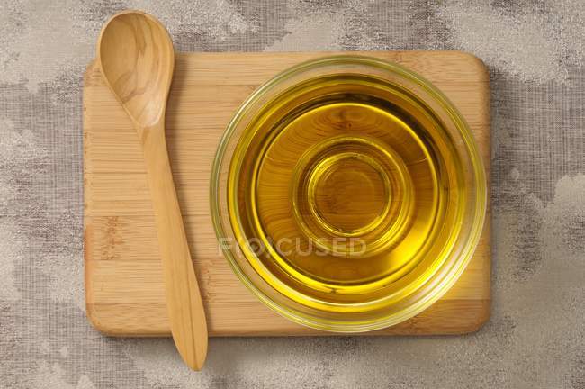 Aceite de oliva en un plato de vidrio - foto de stock