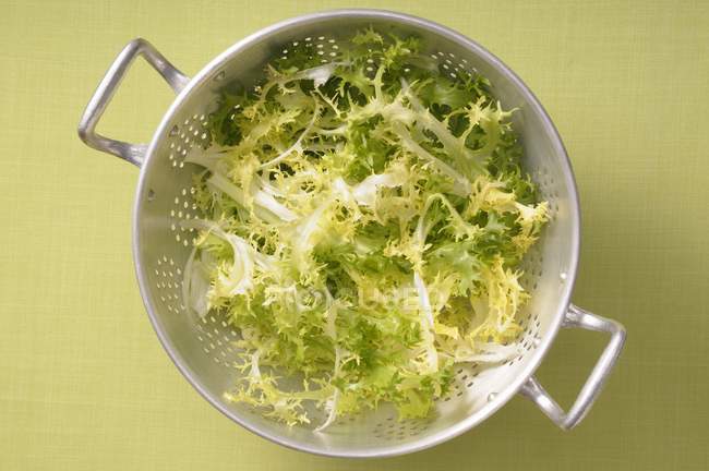 Свіжий салат фріз у друшляку — стокове фото