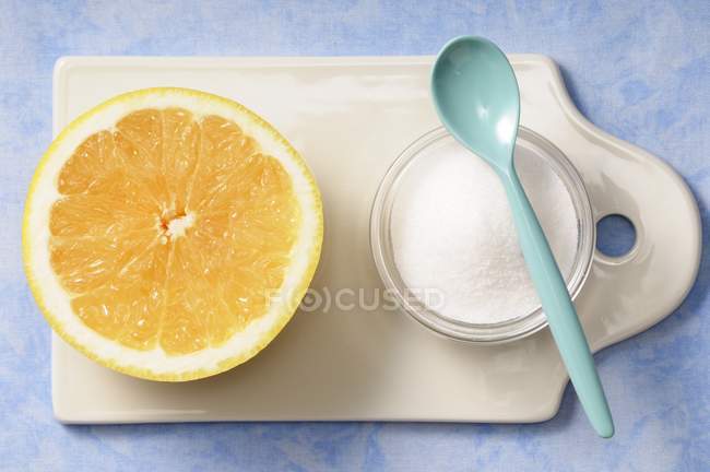 Свежая половина грейпфрута с сахаром — стоковое фото