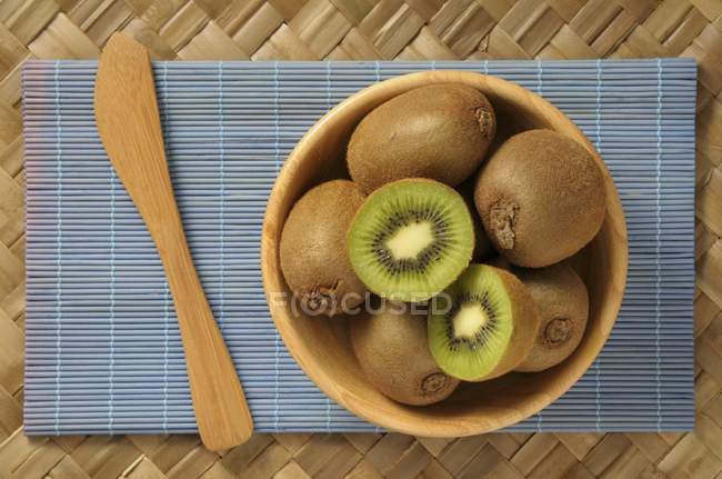 Kiwis in wooden bowl — Stock Photo