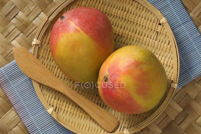 Fresh mangos in basket — Stock Photo