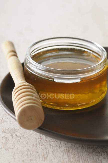 Miel dans un petit pot en verre — Photo de stock