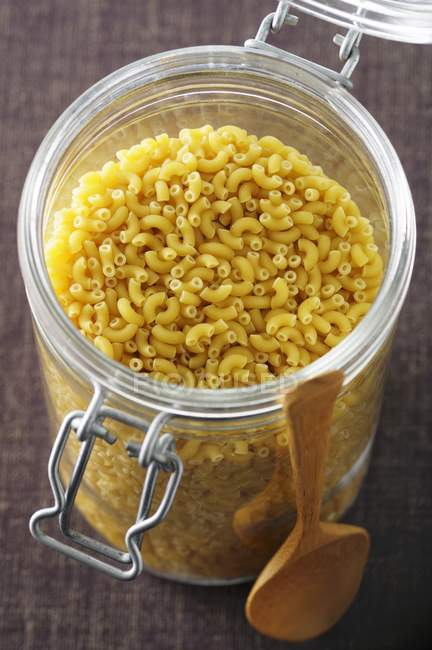 Macaroni coude en verre de rangement — Photo de stock