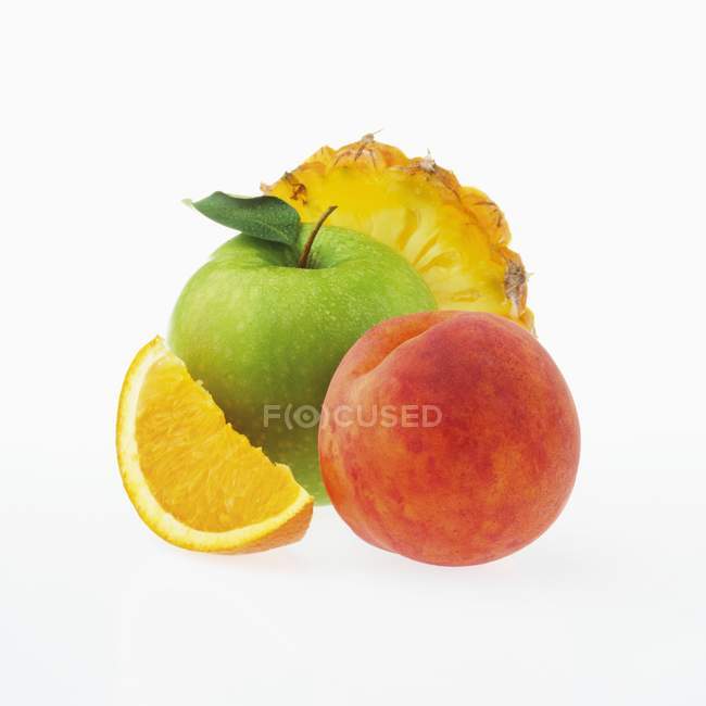 Naranja y piña sobre blanco - foto de stock