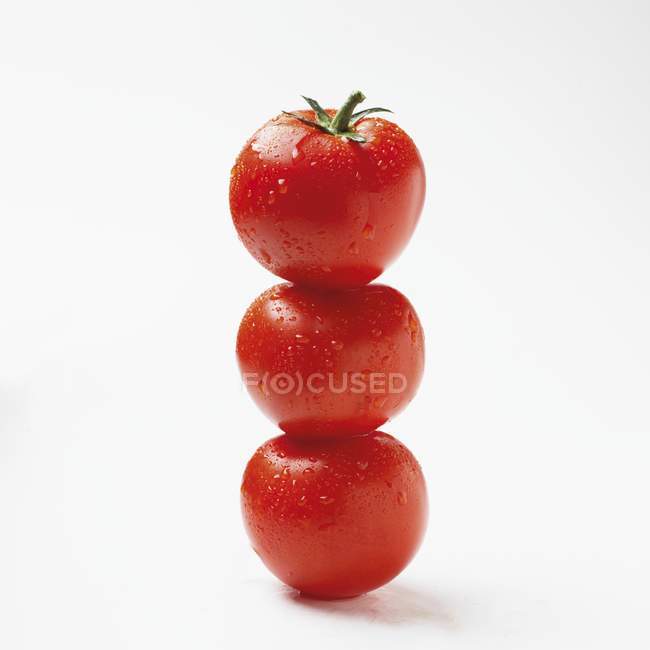 Tomates rojos recién lavados - foto de stock