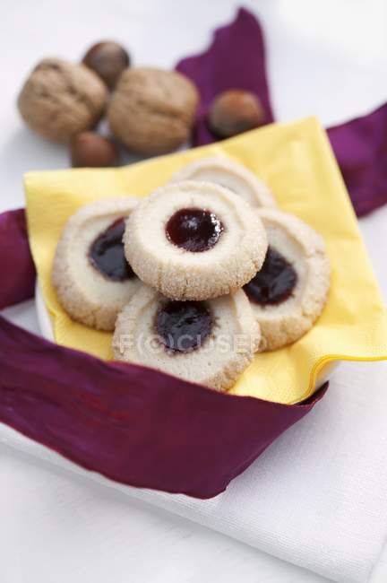 Biscoitos de biscoito com engarrafamento — Fotografia de Stock