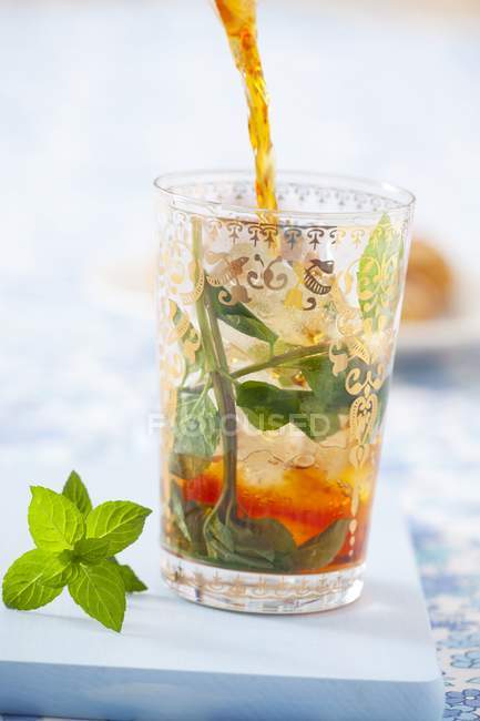 Verser du thé glacé dans du verre — Photo de stock
