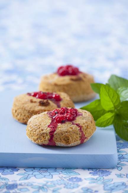 Wholemeal scones with redcurrants — Stock Photo