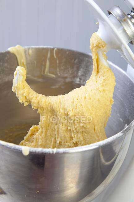 Pastel de masa en el procesador de alimentos - foto de stock