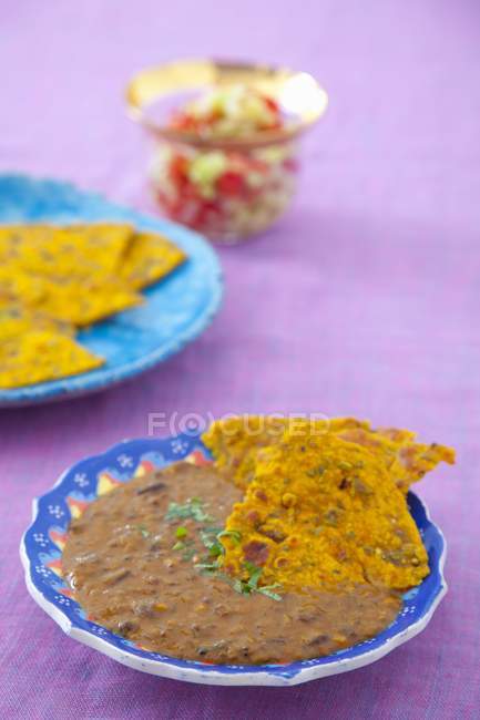 Primo piano vista della zuppa di lenticchie Dal Makhani con pasticceria — Foto stock