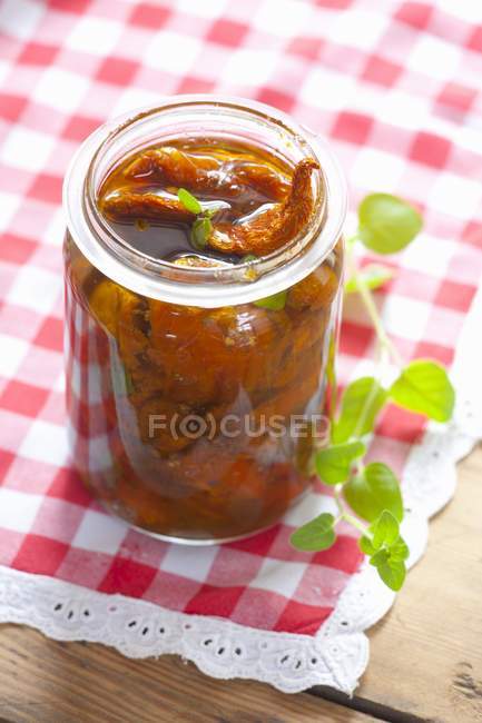 Tomates secados ao sol em óleo com orégano — Fotografia de Stock