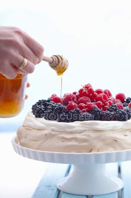 Honey being drizzled — Stock Photo