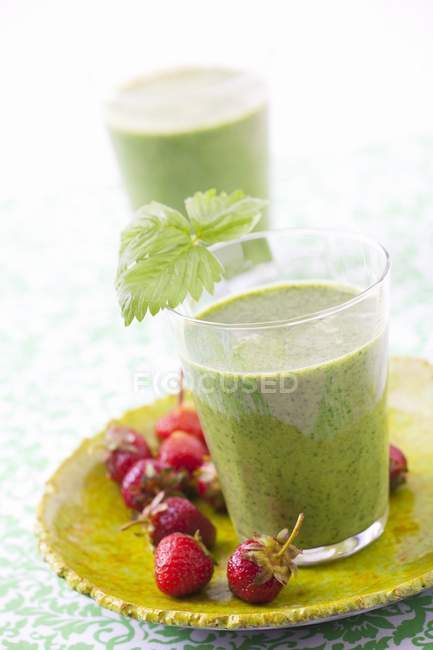 Strawberry-spinach smoothie — Stock Photo
