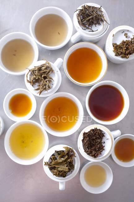 Tés elaborados y hojas de té - foto de stock
