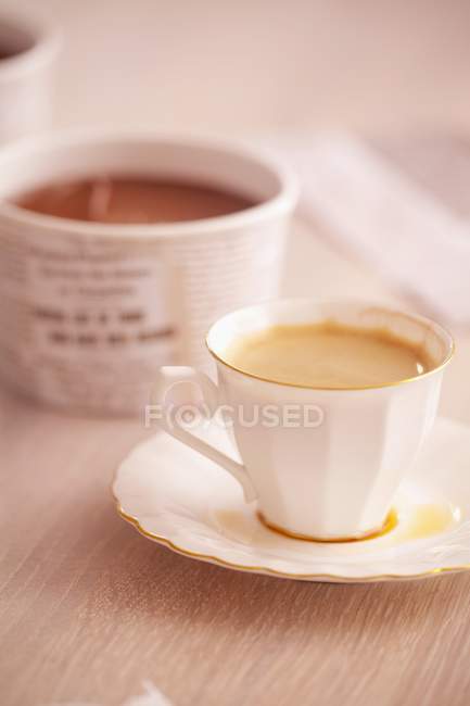 Шоколадный мусс в бумажной чашке — стоковое фото