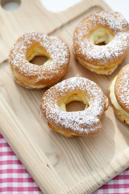 Closeup view of choux pastry rings with cream filling — Stock Photo