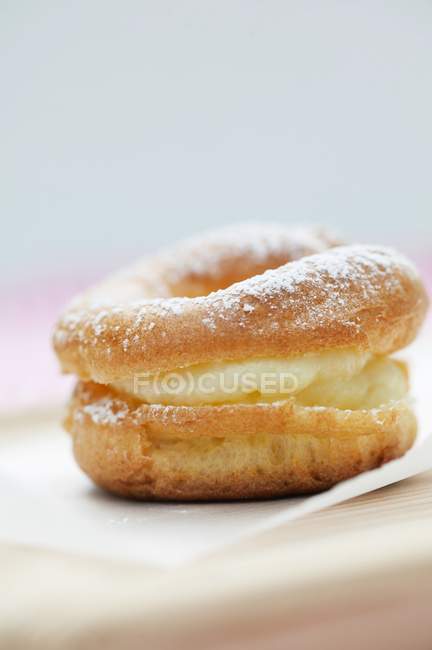 Vista de primer plano de un anillo de pastelería choux lleno - foto de stock